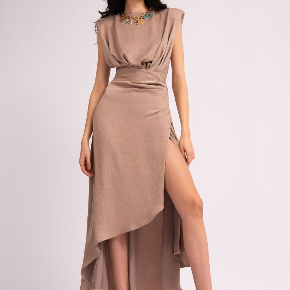 MIDI BEIGE DRESS WITH OVERSIZED SHOULDERS AND SLIT